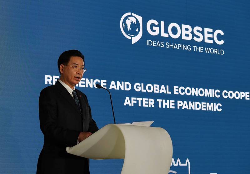 外交部長吳釗燮26日在斯洛伐克智庫「全球安全論壇」（GLOBSEC）發表演說。（中央社）