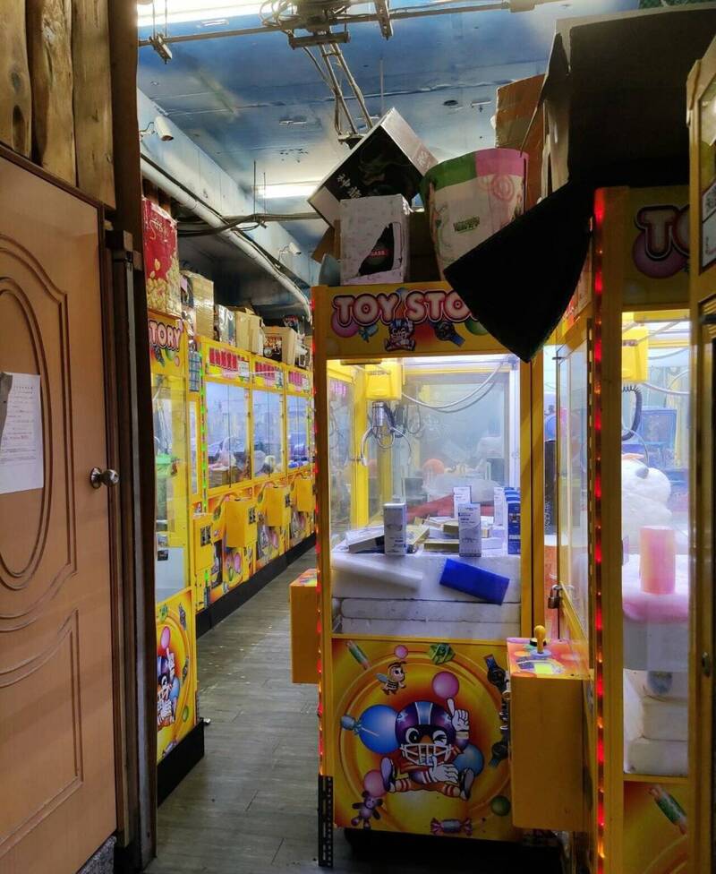 台東市正氣路一家娃娃機站遭竊失金4萬元，警方以車追人鎖定可疑。（記者陳賢翻義攝）