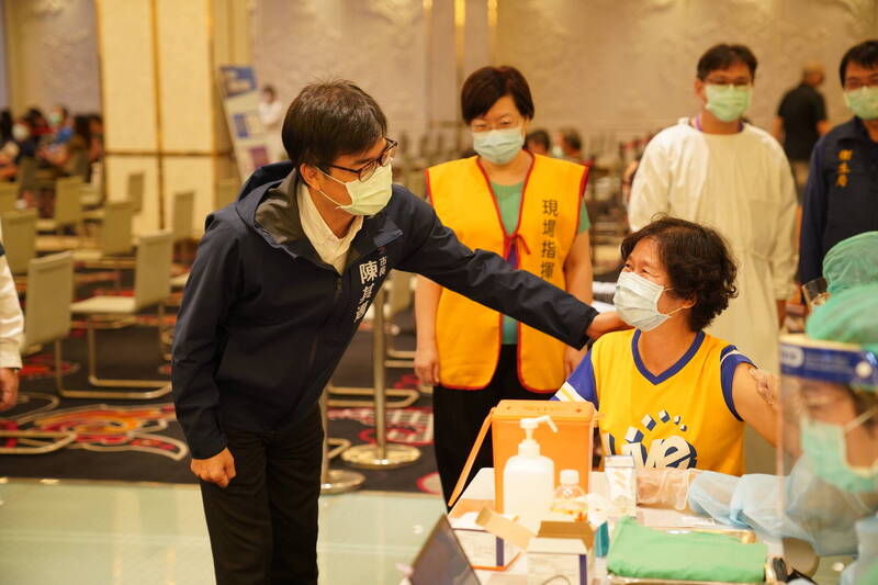 高雄市長陳其邁今（27）日前往林皇宮社區接種站視察疫苗施打狀況。（高雄市政府提供）