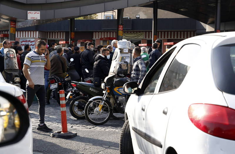 伊朗昨疑似遭到外界网路攻击，导致加油系统瘫痪，许多加油站受到影响，出现排队人潮。（欧新社）(photo:LTN)