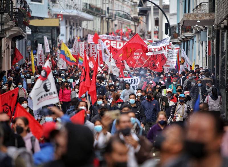 不滿政府一次漲滿油價的政策，數千民群眾走上厄瓜多首都基多街頭抗議。（法新社）