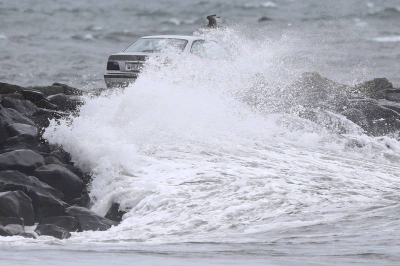 美东沿海地区今（27）日遭飓风等级的东北大风（nor’easter）袭击。（美联社）(photo:LTN)