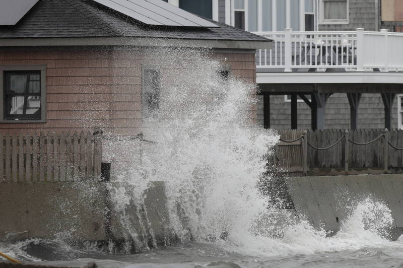 美东沿海地区今（27）日遭飓风等级的东北大风（nor’easter）袭击。（美联社）(photo:LTN)