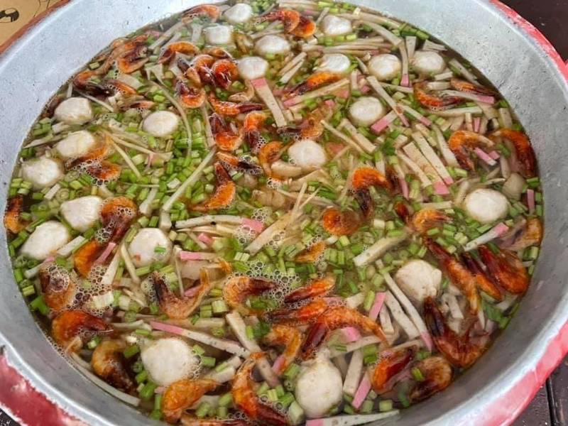 東港迎王霸氣「飯湯」食材豐富。（擷取自潘孟安臉書）