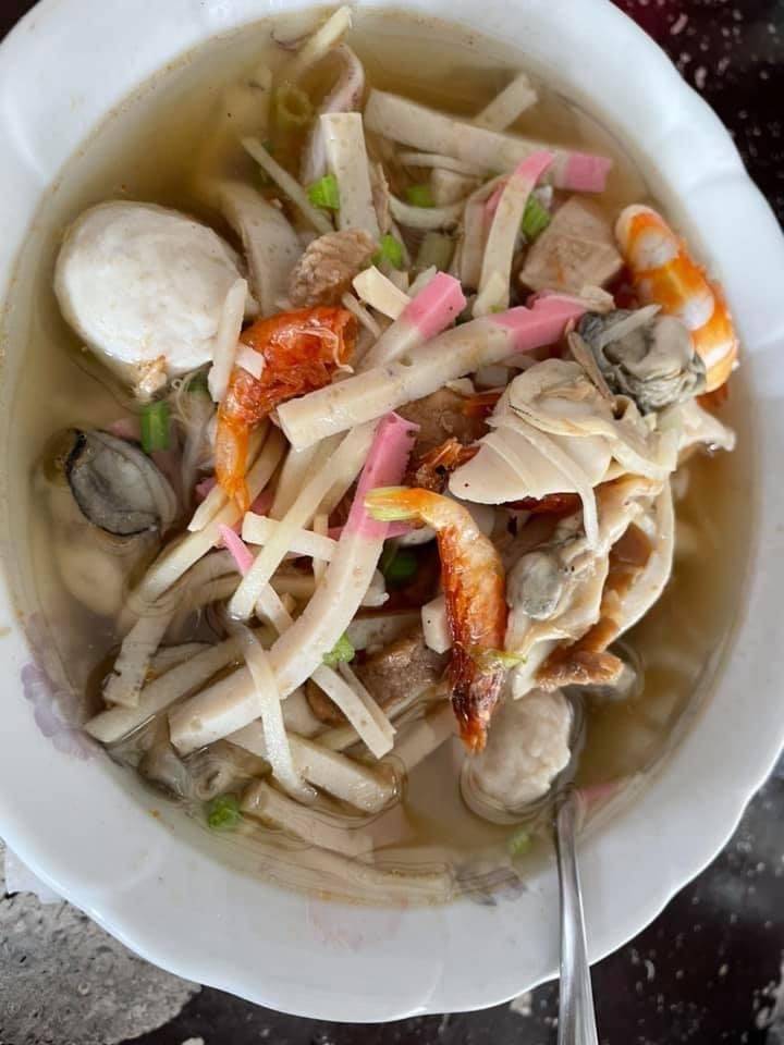 東港迎王時各廟宇「飯湯」，都有神祕食材。（擷取自潘孟安臉書）
