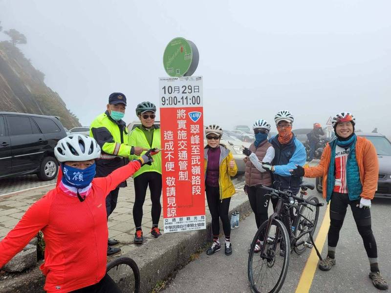 自行車界年度盛事「台灣自行車登山王挑戰」29日在花蓮登場，中橫太魯閣至大禹嶺以及台14甲線大禹嶺至武嶺等路段，預計分階段管制到下午1點，警方提前進行宣導。 （新城警方提供）