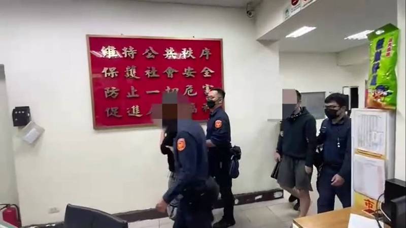 警方將楊、吳送辦。（記者王冠仁翻攝）