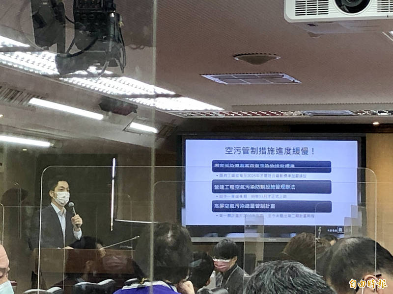 立委蔣萬安指出，世界衛生組織最新空氣品質指引將PM2.5標準下修為每立方公尺5微克，但我國的標準仍為15微克，要求環保署改善。（記者羅綺攝）