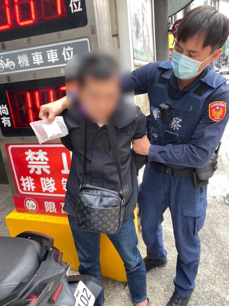 警方逮捕施嫌。（記者王冠仁翻攝）