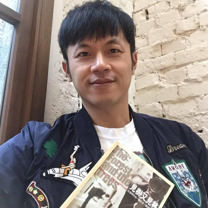 「焦糖哥哥」陳嘉行今上午在臉書發文,稱「我真的不知道蔡英文和蘇貞昌耍什麼白癡?」細看內容卻是細數蔡蘇2人一直做一些吃力不討好的決定,把力氣花在做一些長遠對台灣好,但卻無法在他們的政治生涯享受得到的事情。(翻攝自臉書) 「焦糖哥哥」陳嘉行今上午在臉書發文,稱「我真的不知道蔡英文和蘇貞昌耍什麼白癡?」細看內容卻是細數蔡蘇2人一直做一些吃力不討好的決定,把力氣花在做一些長遠對台灣好,但卻無法在他們的政治生涯享受得到的事情。(翻攝自臉書)