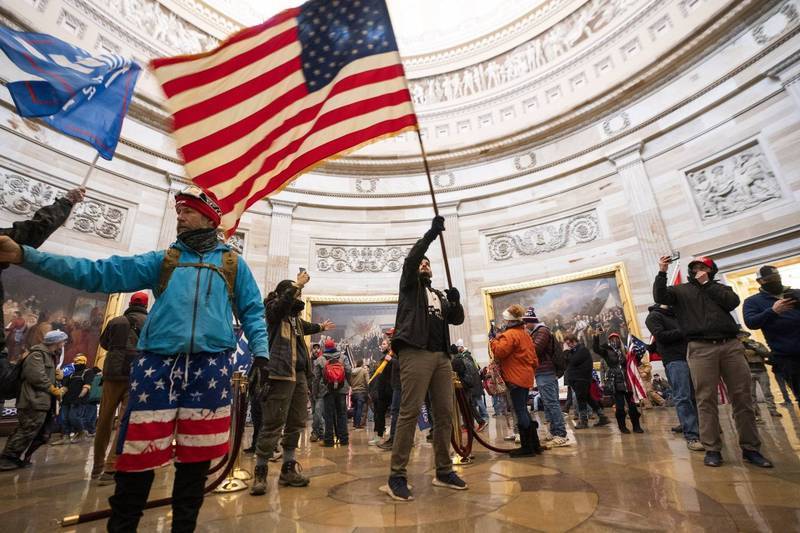 美国前总统川普的支持者1月6日冲入国会大厦，挥舞美国国旗和川普竞选旗帜。（欧新社资料照）(photo:LTN)