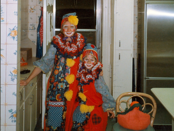 雀儿喜（右）26日在推特分享儿时与母亲希拉蕊（左）一起扮小丑的合影。（图撷取自Chelsea Clinton推特）(photo:LTN)