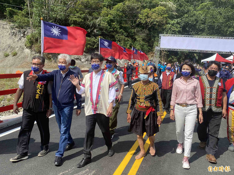 陳其邁（中）指出，雙橋為台29線進入那瑪夏道路中樞。（記者黃旭磊攝）