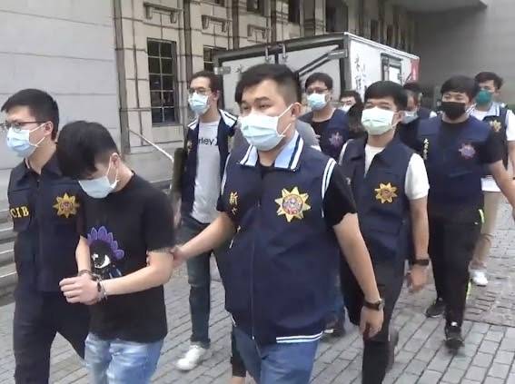 警方將巫嫌等5人送辦。（記者邱俊福翻攝）