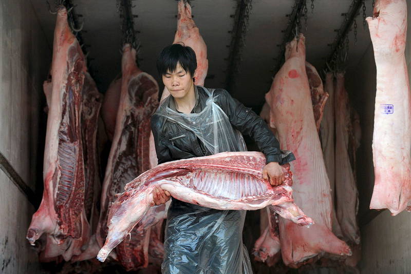 中国东莞1名市场猪贩感染H5N6禽流感，病况危殆。图为中国猪贩示意图，人物与新闻事件无关。（路透）(photo:LTN)