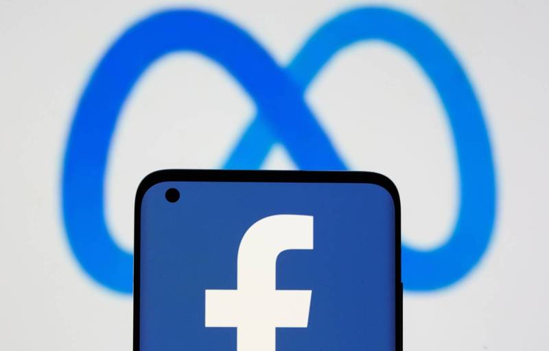 Facebook創辦人札克柏格（Mark Zuckeberg）今（29）日重磅宣布，12月1日起將公司改名為「Meta」，以符合未來建構「元宇宙」（Metaverse）的願景和方針，然而外國各界人士卻顯得不太買單，將這個新名稱酸爆。圖為Facebook及Meta商標。（路透）