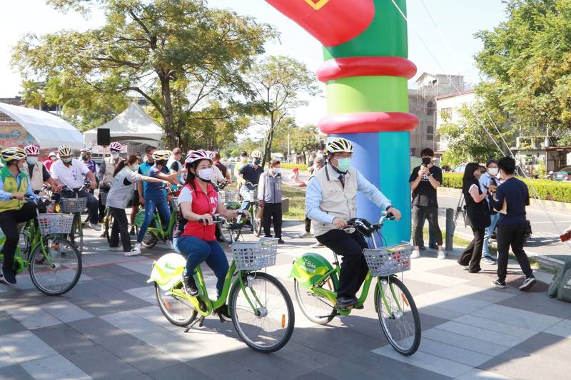 南市府今天舉辦「單車輕旅、府城慢遊」活動，台南市長黃偉哲（前右）帶領民眾出發。（南市交通局提供）