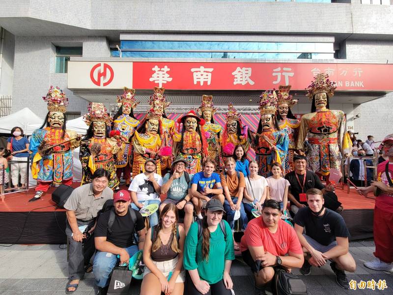 赤嵌萬神節吸引大批民眾朝聖，其中包括20位特地到訪台南的美國遊客。 （記者王姝琇攝）