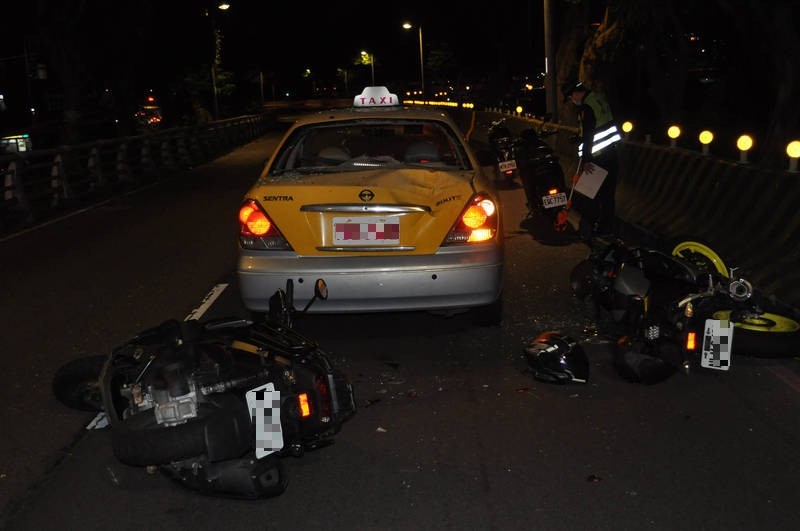 小黃運將與機車騎士行車糾紛，將車停外車道，廖男騎車載吳女急煞「翹孤輪」追撞噴飛，吳女撞向計程車後擋風玻璃，波及3人。（記者闕敬倫翻攝）