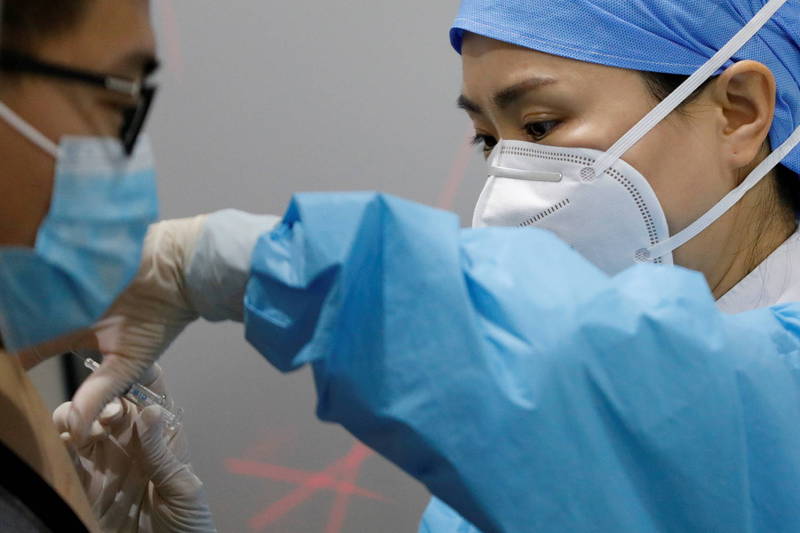 北京近日启动第3剂疫苗加强针接种，并规定未完成「加强免疫」者不得从事重点工作。（路透资料照）(photo:LTN)