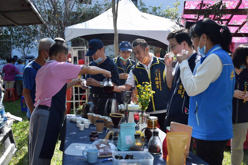 「客庄特色假日市集」開跑！市議員冉齡軒及客委會主委江俊龍等在現場小農市集品嘗咖啡。（圖由客委會提供）