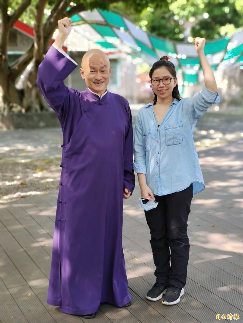 演員林明扮演「蔣公」維妙維肖，吸引大、小朋友合照。（記者李容萍攝）