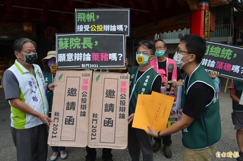 民團「秋鬥」邀請民進黨就公投案公開辯論，民進黨屏東縣黨部執行長葉人魁（左）出面接下邀請函。
（記者李立法攝）