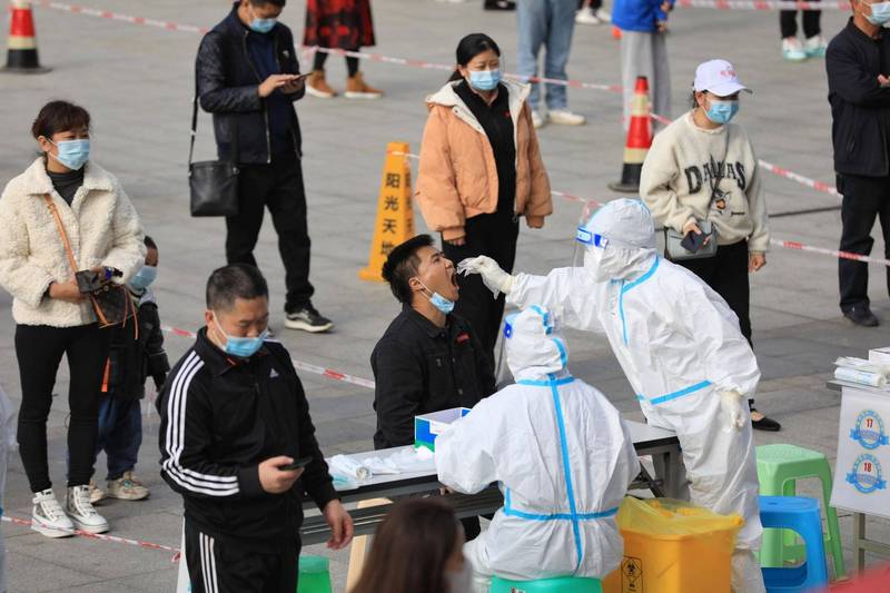 中国本土疫情近期在多省蔓延。图为甘肃省民众进行快筛。（路透）(photo:LTN)