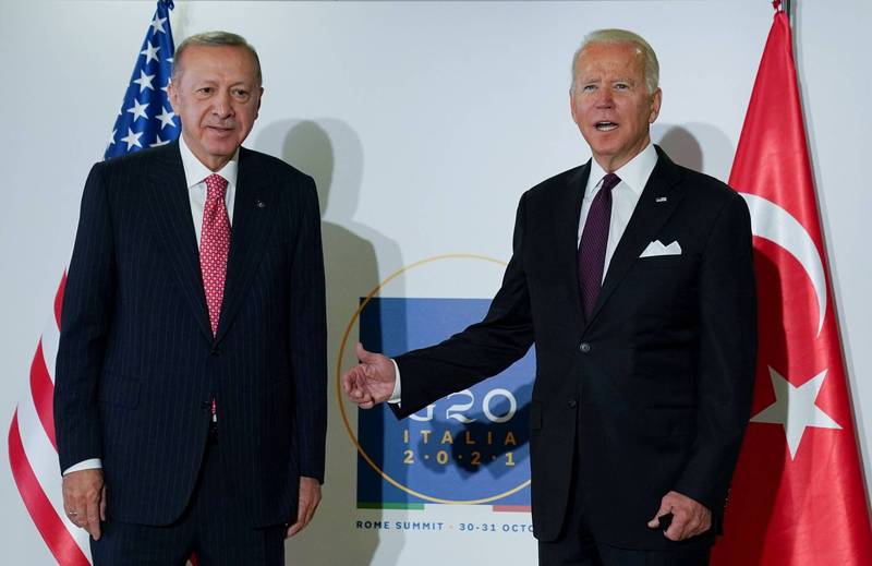 美国总统拜登（右）与土耳其总统艾多根（左）在二十大工业国集团峰会上见面。（路透）(photo:LTN)