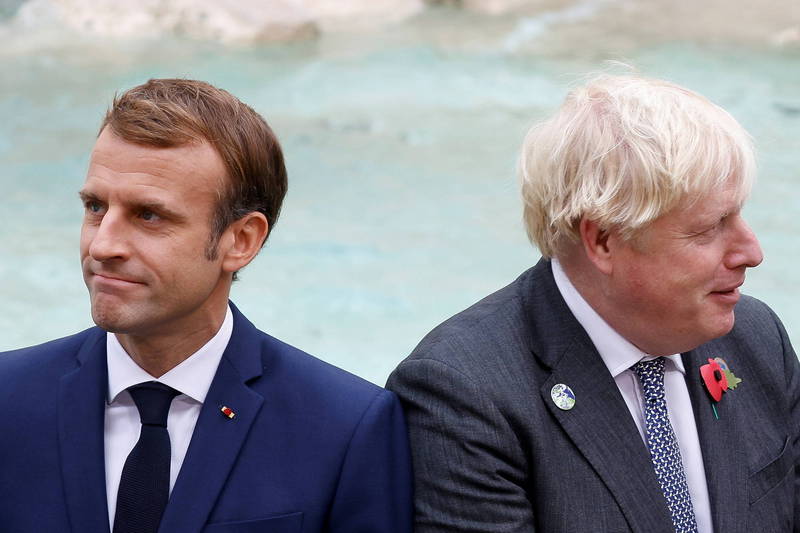 在英国首相强森（右）与法国总统马克宏（左）会谈过后，法国宣称英国同意解决渔业争端，但是英国予以否认。（路透）(photo:LTN)