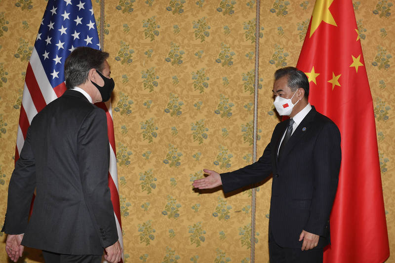 美国国务卿布林肯（左）和中国外交部长王毅（右）今日在罗马的一家饭店会面。（美联社）(photo:LTN)