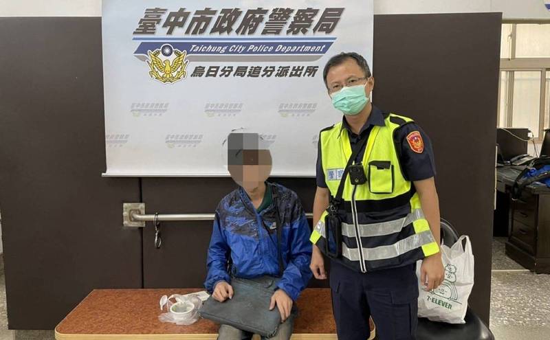 台中大肚喻姓男子忘帶鑰匙深夜鎖在門外，熱心員警將他帶回警局休息躲寒風。（記者陳建志翻攝）