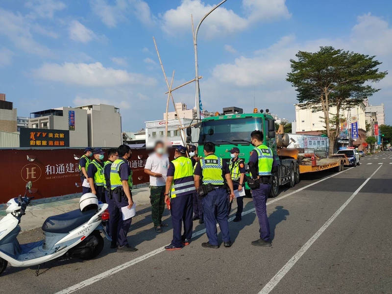 台南永康警方加強大型車輛違規執法，7天來已取締22件，其中以未依規定申請路權為大宗。（民眾提供）