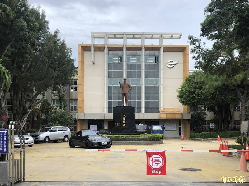 台北市所轄公共空間威權象徵蔣介石銅像現有94座。圖為市立大直高中校內蔣介石銅像。（資料照）