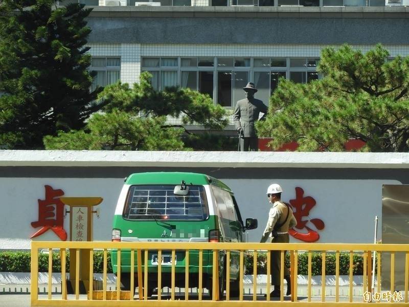 台北市憲兵指揮部大門口，有一座蔣介石銅像，民眾在林森北路上清楚可見。（資料照）