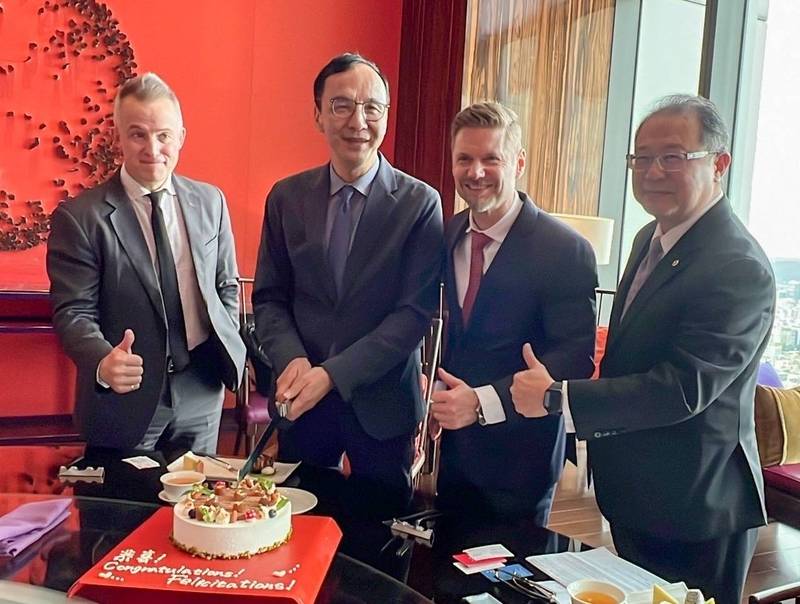 會英、加駐台代表 朱立倫談公投與能源轉型