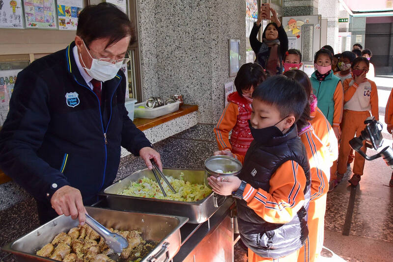 南投縣幼兒園、國中小營養午餐費，由縣府全額補助，縣長林明溱應允，明年度找財源，讓每人每餐的餐費增加7元。（南投縣府提供）