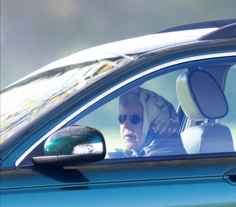 伊莉莎白二世11月1日上午被看到在温莎城堡内开车。（图翻摄自推特）(photo:LTN)