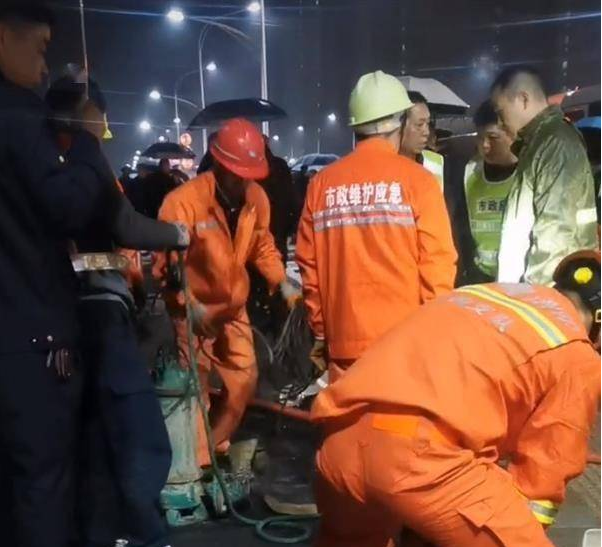 湖南永州日前一对父子掉入化粪池，消防人员救出后送医仍宣告不治。（图翻摄自微博）(photo:LTN)