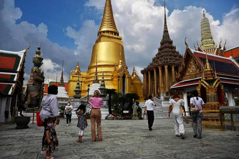 泰國重新開放旅遊，知名景點曼谷大皇宮今天已有一些當地遊客造訪。（法新社）