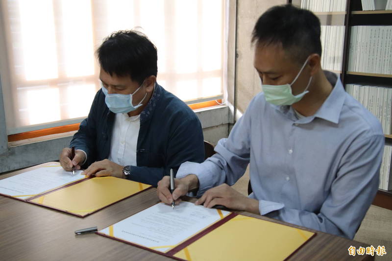 國立陽明交通大學客家文化學院院長黃紹恆（左）代表該院，跟新竹縣芎林鄉代劉名揚（右）簽約，免費接受寄存劉家的22件古文書和文物。（記者黃美珠攝）