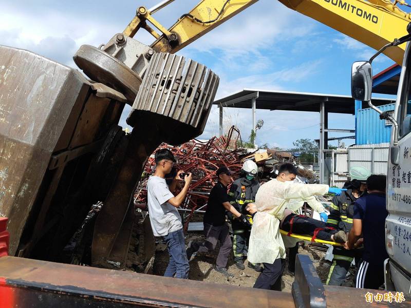 台東市一家回收場下午怪手翻覆壓住陳姓負責人，消防局救援送醫。（記者黃明堂攝）