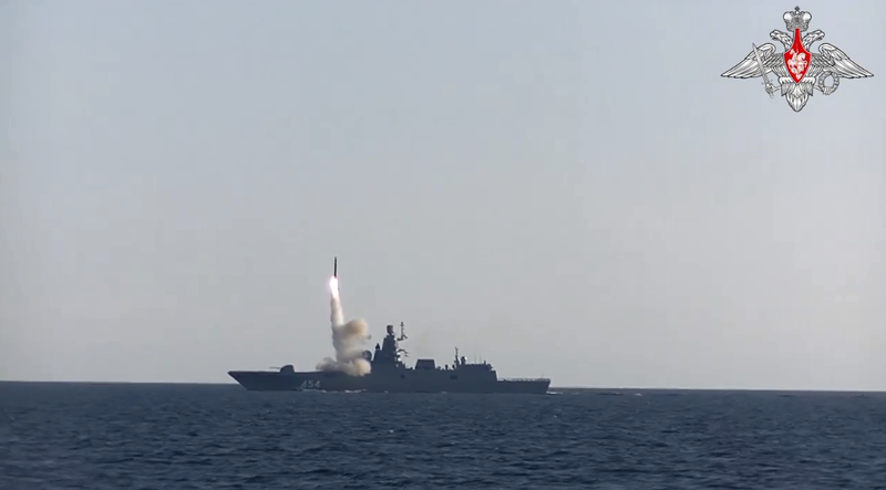 俄羅斯海軍於7月19日在臉書上釋出，戈爾什科夫海軍元帥級巡防艦試射「鋯石飛彈」的影像。（圖擷取自Минобороны России官方臉書）