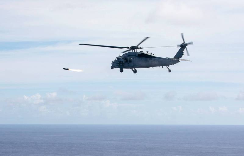 MH-60S直升机在演习中发射AGM-114「地狱火」飞弹。（图撷取自美军第7舰队脸书）(photo:LTN)