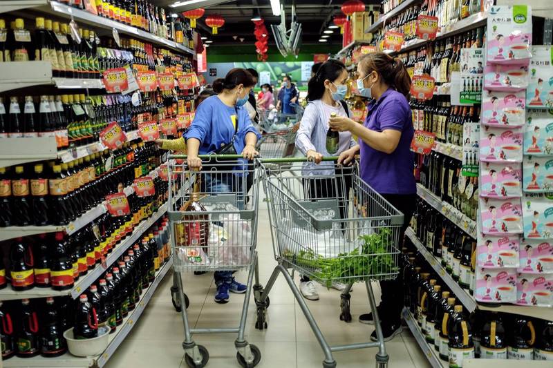 中國商務部鼓勵民眾儲存民生物資，以備不時之需。圖為北京超市。（歐新社）