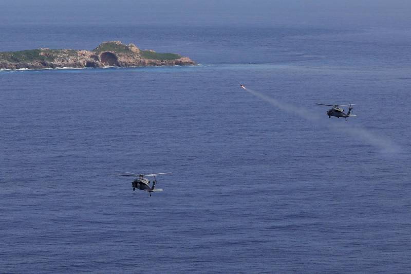 MH-60S在菲律宾海某处小岛目标附近发射地狱火飞弹。（图撷取自美军第7舰队脸书）(photo:LTN)