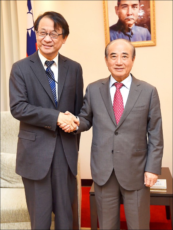 日本將授與前立法院長王金平最高等級的「旭日大綬章」。圖為日本駐台代表泉裕泰（左）前年拜會王金平。（資料照）