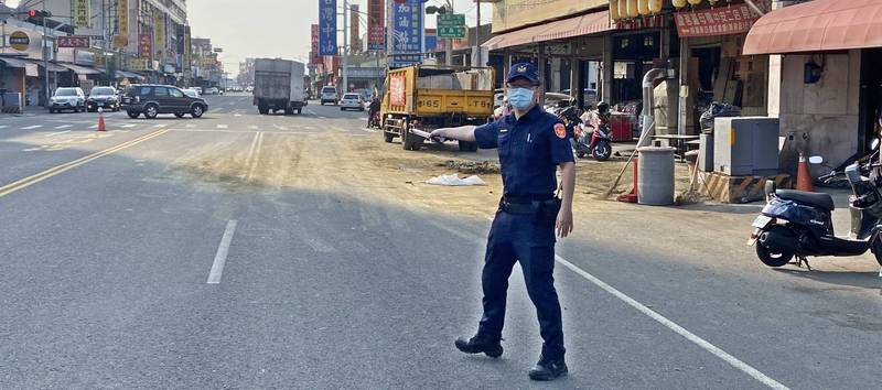 砂石車砂土灑落道路，還殃及路邊停放車輛，更影響人車同行安全，警方現場進行交通疏導。（讀者提供）