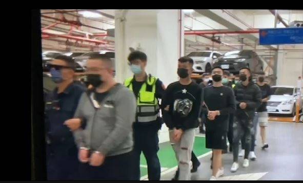 警獲報後包抄攔捕9輛車共36人，其中包含劉姓少年內共有7人是未成年少年，全案依照聚眾鬥毆等罪嫌移送士林地檢署偵辦。（記者鄭景議翻攝）