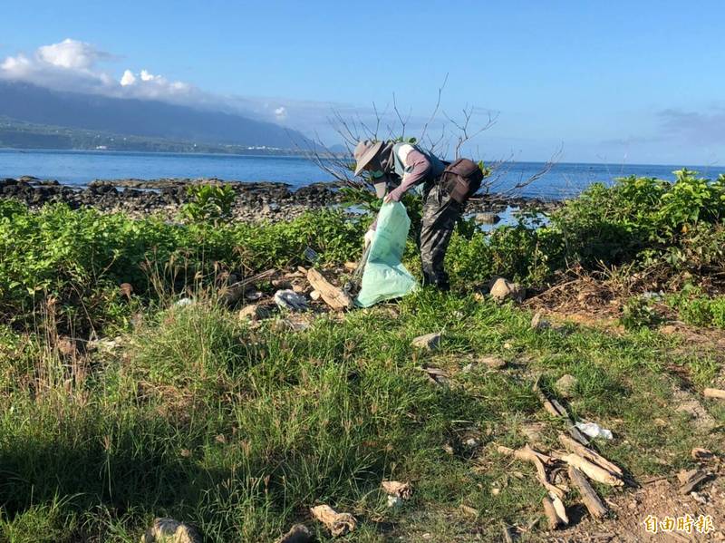 營造友善海洋環境，台東富岡水環境巡守隊聯手淨灘。（記者陳賢義攝）